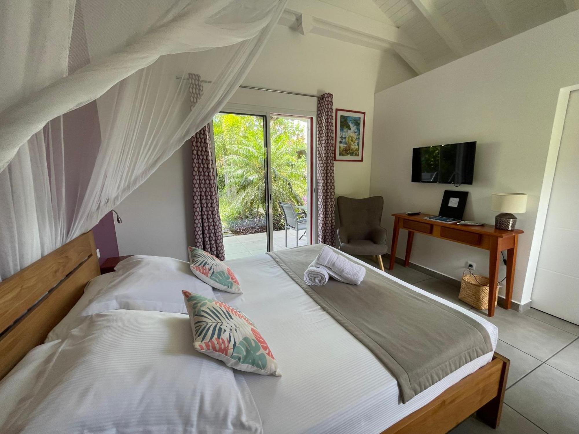 Chambre Lit Queen-Size - Vue sur Piscine